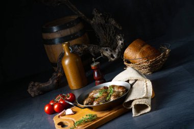 Ev yapımı beyaz sosis soğan ve otla kızartılmış.