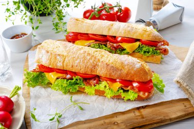 Domuz pastırmalı, domatesli ve peynirli çıtır ekmek.