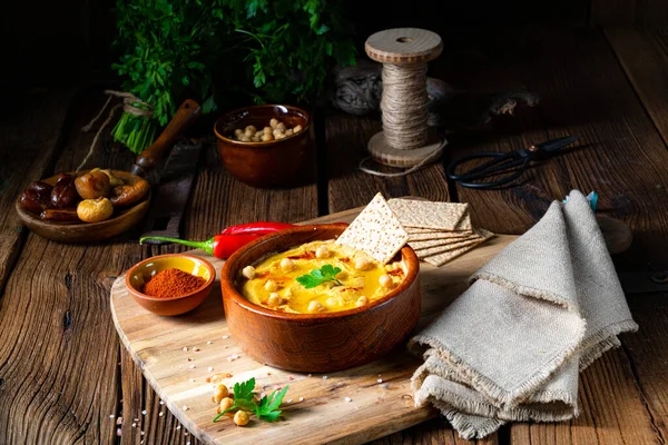 Limonlu ve biberli lezzetli humus ezmesi.