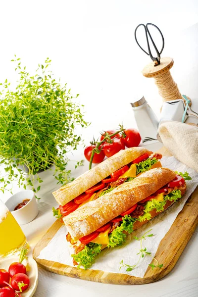 Krispig Baguette Med Bacon Tomater Och Ost — Stockfoto