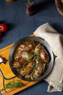 Ev yapımı beyaz sosis soğan ve otla kızartılmış.