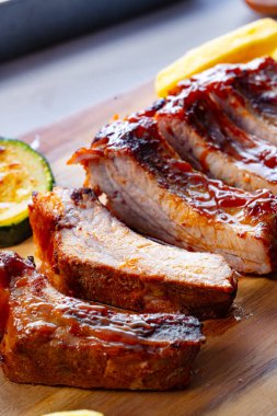 Çeşitli sebzelerle ızgara et.