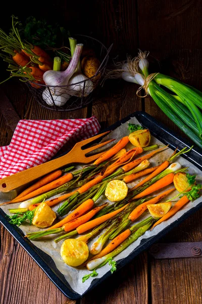 Oven Sayuran Terkaramelisasi Dengan Madu Dan Wijen — Stok Foto