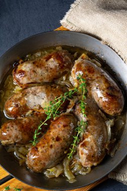 Ev yapımı beyaz sosis soğan ve otla kızartılmış.