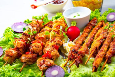 Izgara szaszlyk ve yeşil salatalı et fişekleri.