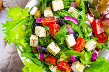 Koyun peynirli Yunan salatası nefis bir klasik..