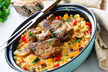 Sebzeli pilav ve et.