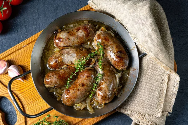 Hausgemachte Weißwurst Gebraten Mit Zwiebeln Und Kräutern — Stockfoto