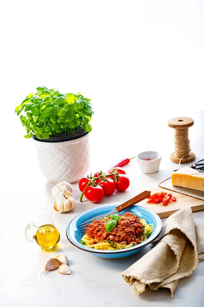 Köstliche Spaghetti Bolognese Auf Weißem Hintergrund — Stockfoto