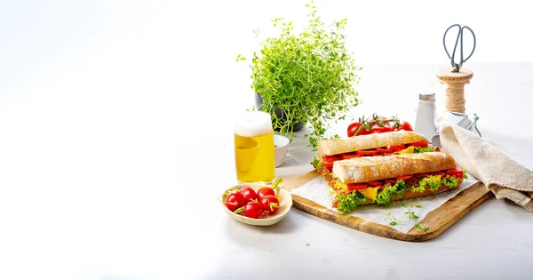 Baguette Crujiente Con Tocino Tomates Queso — Foto de Stock