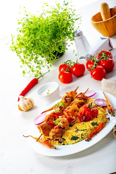 Schaschlik Mit Gemüse Und Bulgur — Stockfoto