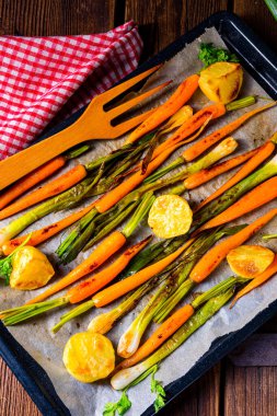 Ballı ve susamlı karamelize fırın sebzeleri.