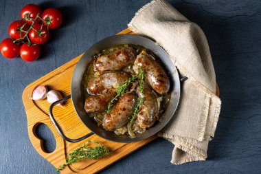 Ev yapımı beyaz sosis soğan ve otla kızartılmış.