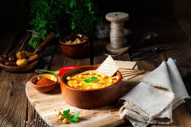 Limonlu ve biberli lezzetli humus ezmesi.