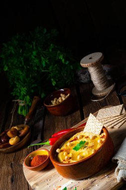 Limonlu ve biberli lezzetli humus ezmesi.