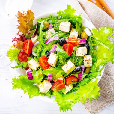 Koyun peynirli Yunan salatası nefis bir klasik..