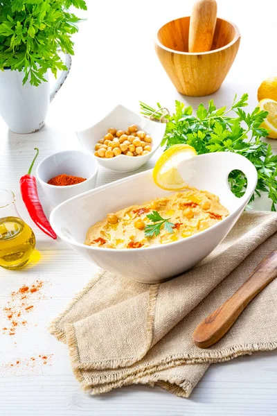 Hummus Pasta Met Citroen Chili Witte Achtergrond — Stockfoto
