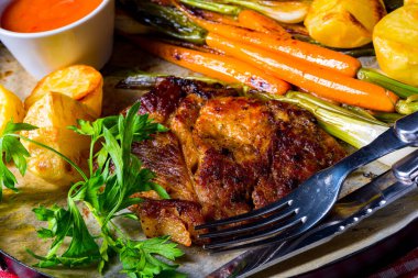 Karamelli sebzeli ızgara boyun pirzolası..