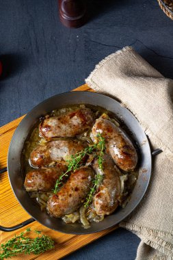 Ev yapımı beyaz sosis soğan ve otla kızartılmış.