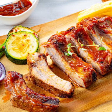 Çeşitli sebzelerle ızgara et.