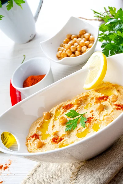 Pasta Hummus Con Limone Peperoncino Sfondo Bianco — Foto Stock