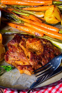 Karamelli sebzeli ızgara boyun pirzolası..