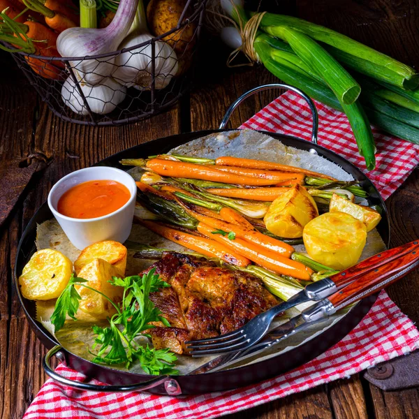 Gegrillte Nackenkoteletts Mit Karamellisiertem Gemüse — Stockfoto