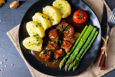 Gulaş etli börek ve yeşil kuşkonmaz.