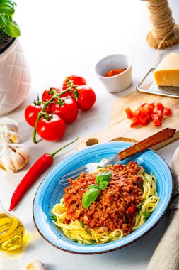 Beyaz arka planda leziz spagetti bolonezi