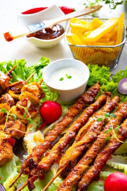 Izgara szaszlyk ve yeşil salatalı et fişekleri.
