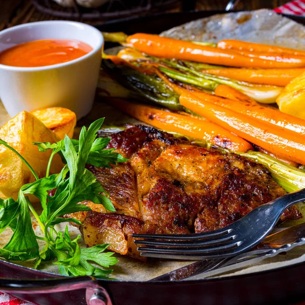 Gegrillte Nackenkoteletts Mit Karamellisiertem Gemüse — Stockfoto