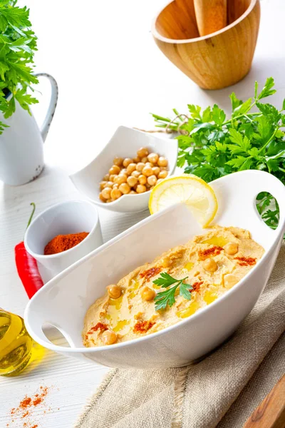 Hummus Pasta Med Citron Chili Hvid Baggrund - Stock-foto