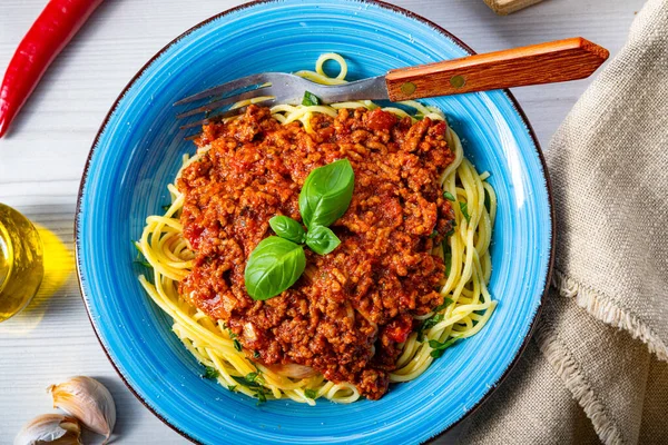 Köstliche Spaghetti Bolognese Auf Weißem Hintergrund — Stockfoto