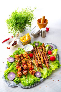 Izgara szaszlyk ve yeşil salatalı et fişekleri.