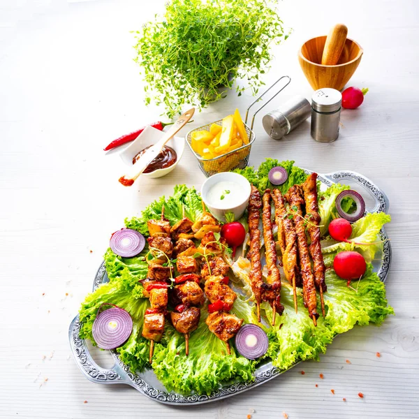 焼きSzaszlykと緑のサラダと肉のフレア — ストック写真