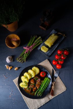 Gulaş etli börek ve yeşil kuşkonmaz.