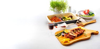 Çeşitli sebzelerle ızgara et.