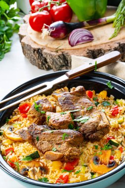 Sebzeli pilav ve et.