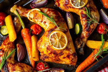 Çeşitli sebze ve otlarla ızgara tavuk bacağı..