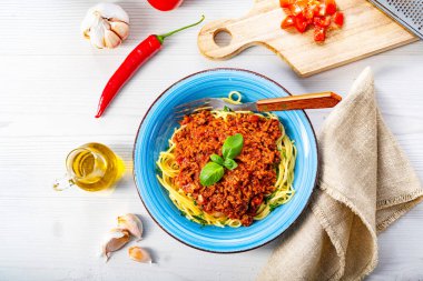 Beyaz arka planda leziz spagetti bolonezi