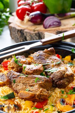 Sebzeli pilav ve et.