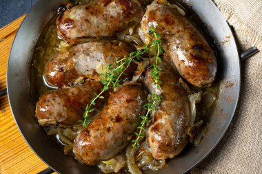 Ev yapımı beyaz sosis soğan ve otla kızartılmış.