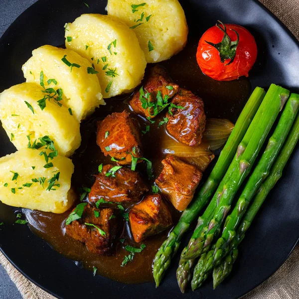 Bolinhos Com Goulash Carne Espargos Verdes — Fotografia de Stock