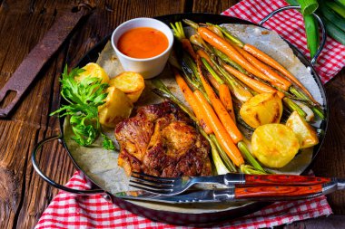 Karamelli sebzeli ızgara boyun pirzolası..