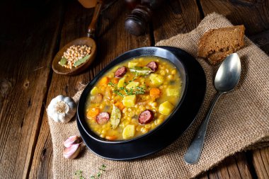 Domuz pastırması ve sosisli bezelye çorbası.