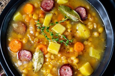 Domuz pastırması ve sosisli bezelye çorbası.