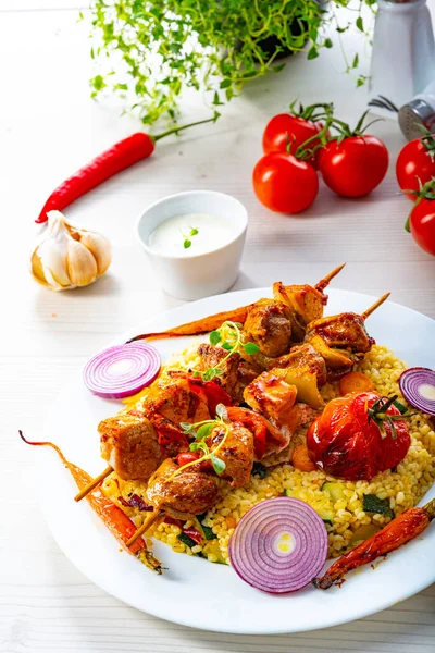 Shish Kebab Zöldségekkel Bulgur — Stock Fotó