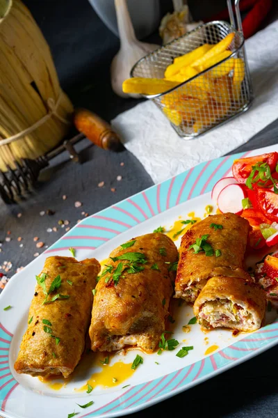 Rulade Verduras Lomos Cerdo Asado Con Ensaladas —  Fotos de Stock