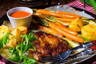 Karamelli sebzeli ızgara boyun pirzolası..