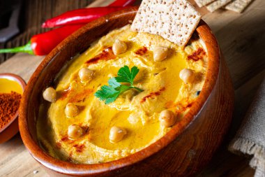 Limonlu ve biberli lezzetli humus ezmesi.
